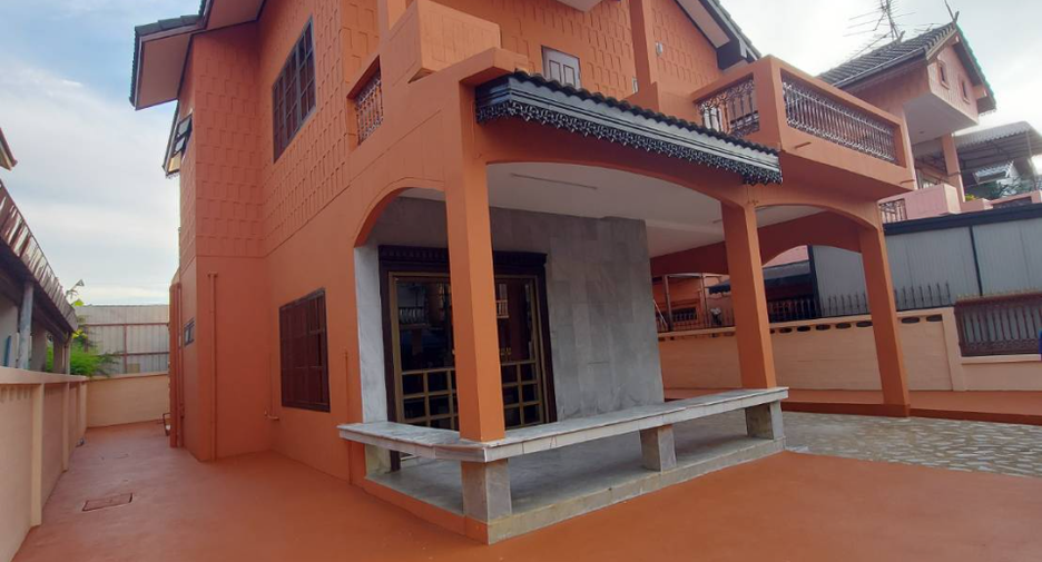 Casa en alquiler de 5 habitaciones en Bang Khen, Bangkok