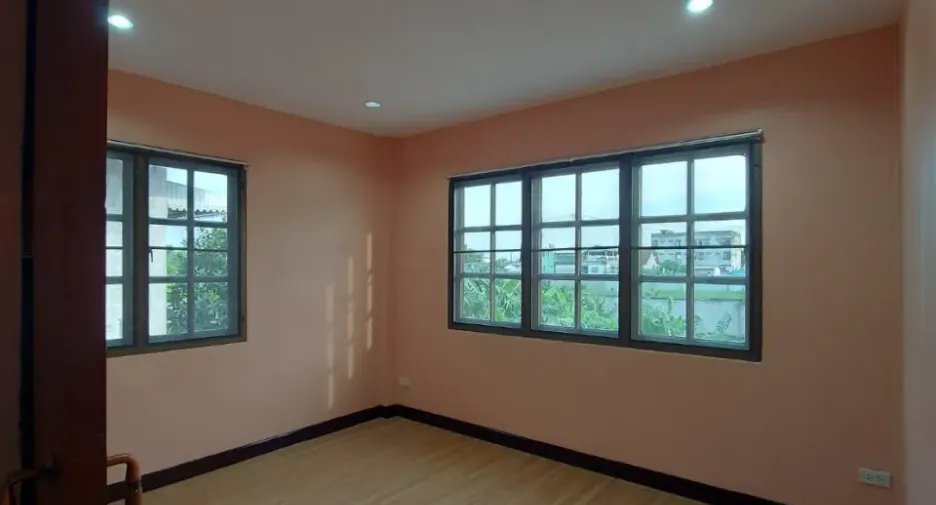 Casa en alquiler de 5 habitaciones en Bang Khen, Bangkok