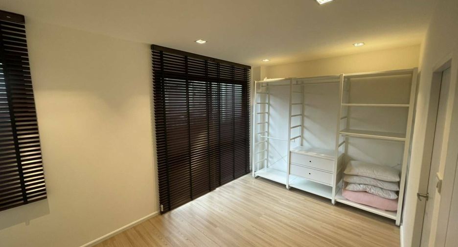 For rent 4 bedrooms townhouse in Mueang Samut Prakan, Samut Prakan