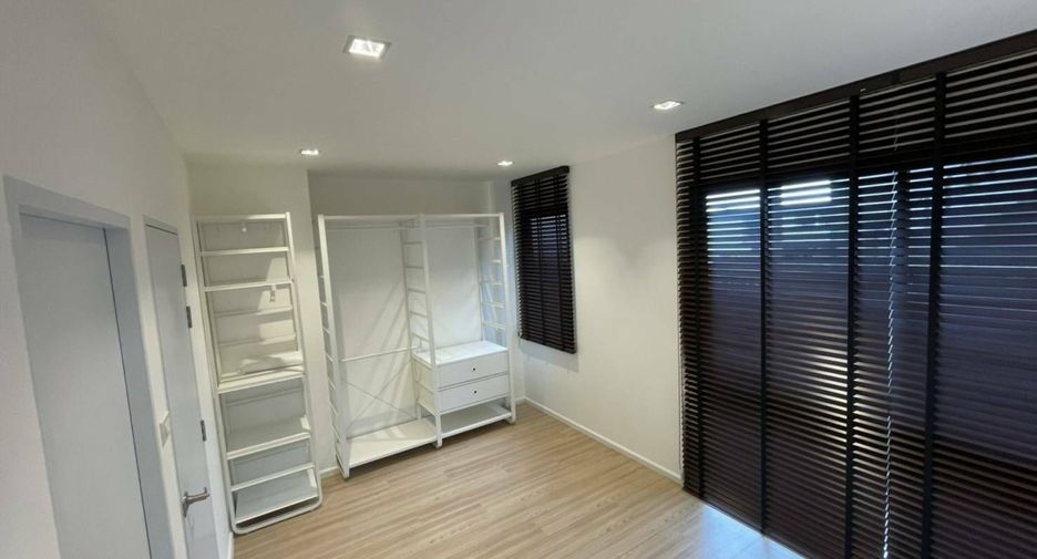 For rent 4 bedrooms townhouse in Mueang Samut Prakan, Samut Prakan