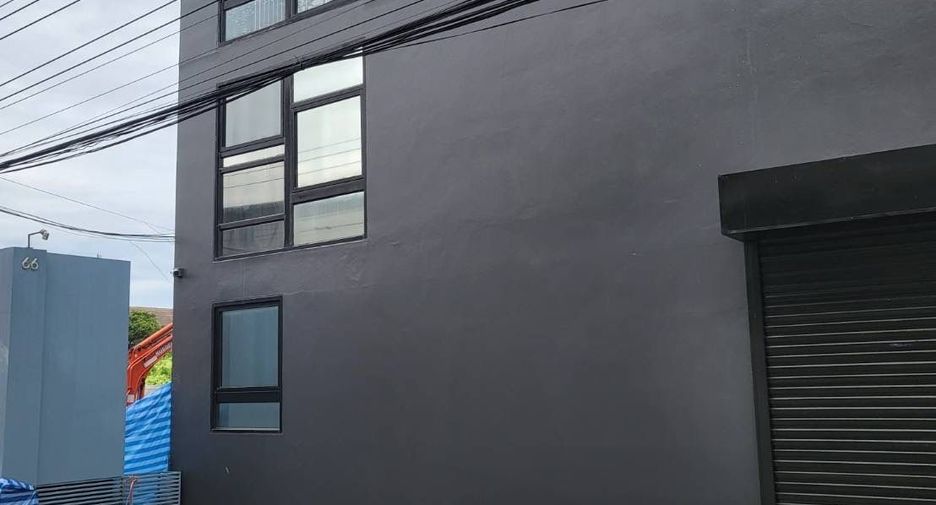 Haus zur Miete mit 3 Zimmer in Phra Khanong, Bangkok
