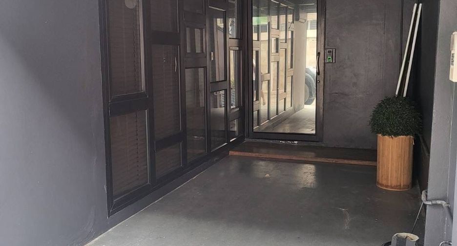 Haus zur Miete mit 3 Zimmer in Phra Khanong, Bangkok