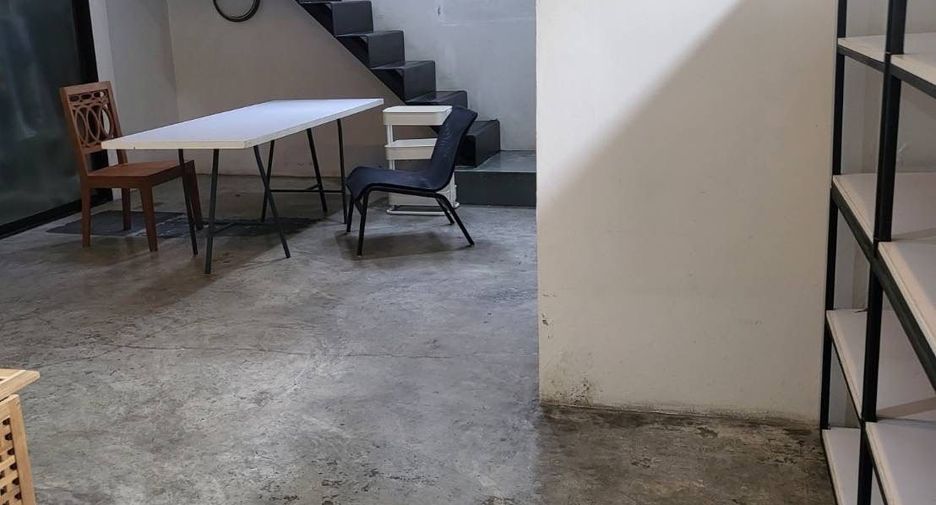 Haus zur Miete mit 3 Zimmer in Phra Khanong, Bangkok