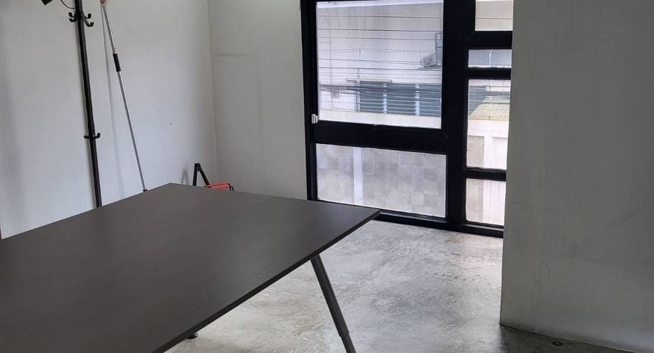 Haus zur Miete mit 3 Zimmer in Phra Khanong, Bangkok