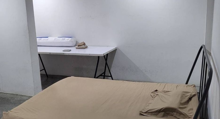 Haus zur Miete mit 3 Zimmer in Phra Khanong, Bangkok