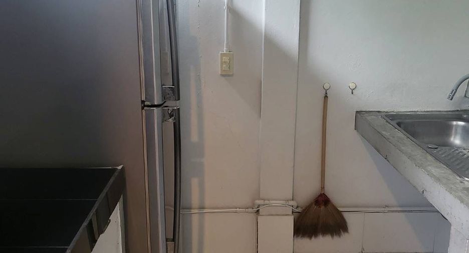 Haus zur Miete mit 3 Zimmer in Phra Khanong, Bangkok