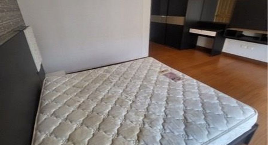 For rent 3 bedrooms townhouse in Saphan Sung, Bangkok