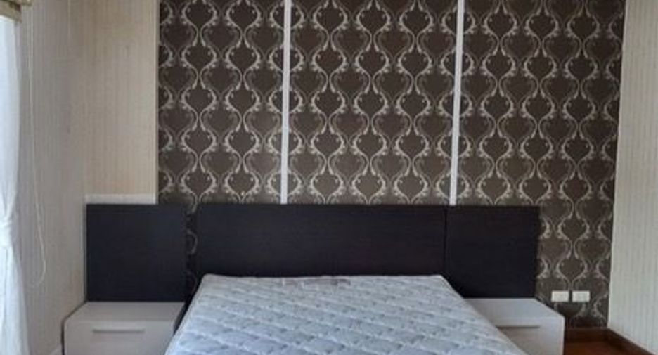 For rent 3 bedrooms townhouse in Saphan Sung, Bangkok