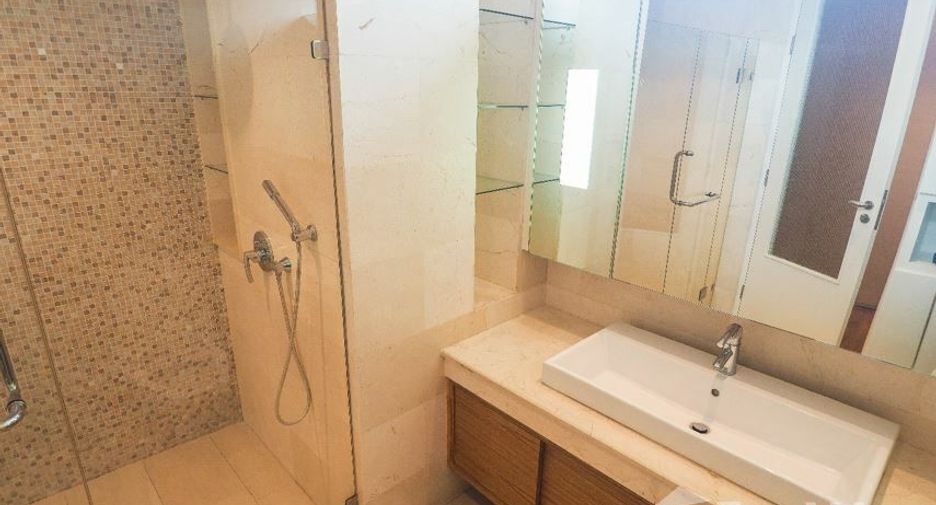 For rent 3 bedrooms condo in Bang Rak, Bangkok