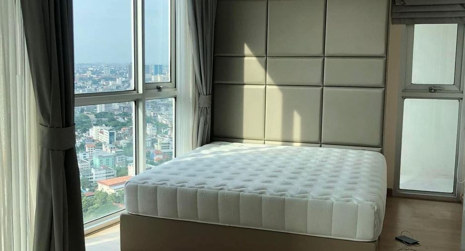 For rent 3 bedrooms condo in Khlong Toei, Bangkok