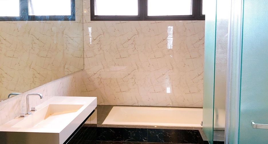 For rent 3 bedrooms townhouse in Lat Phrao, Bangkok