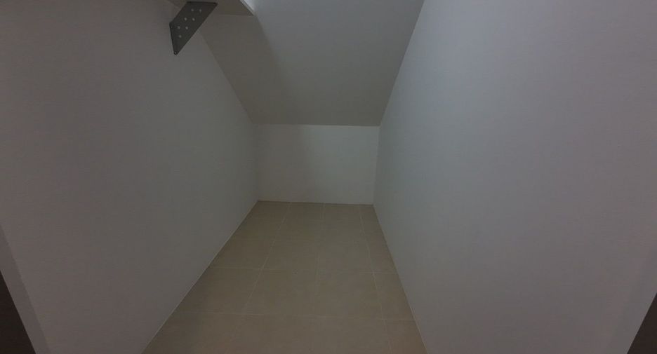 For rent 3 bedrooms townhouse in Lat Phrao, Bangkok