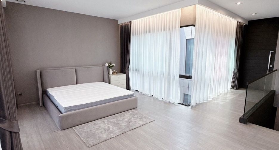 For rent 3 bedrooms townhouse in Lat Phrao, Bangkok