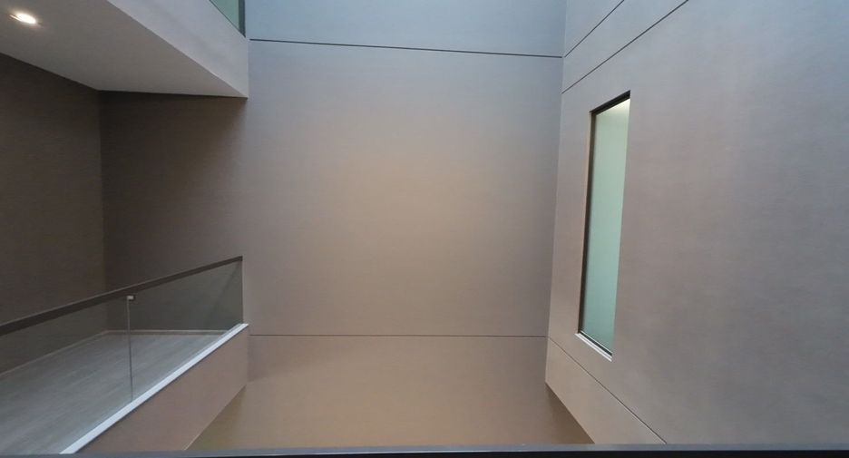 For rent 3 bedrooms townhouse in Lat Phrao, Bangkok