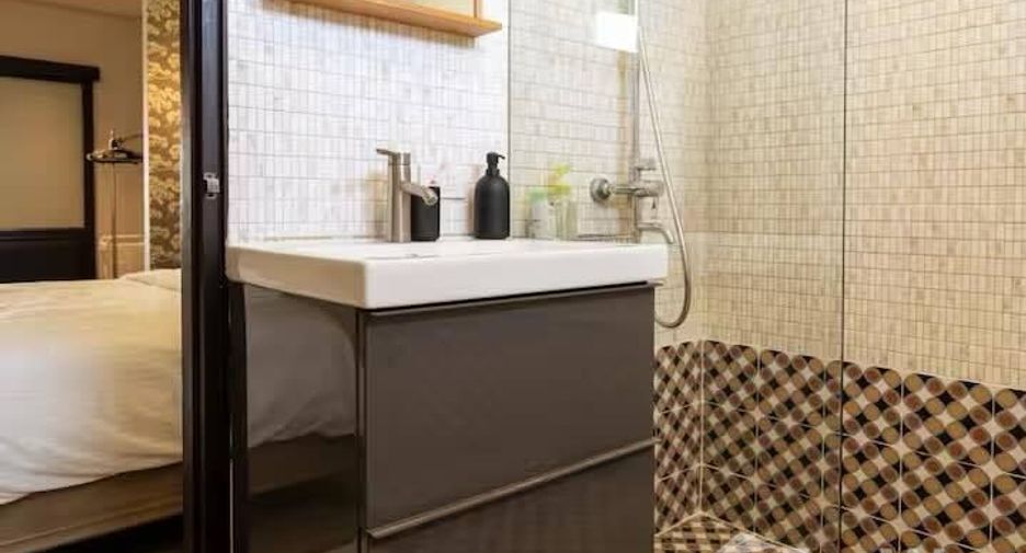 For rent 2 bedrooms retail Space in Yan Nawa, Bangkok