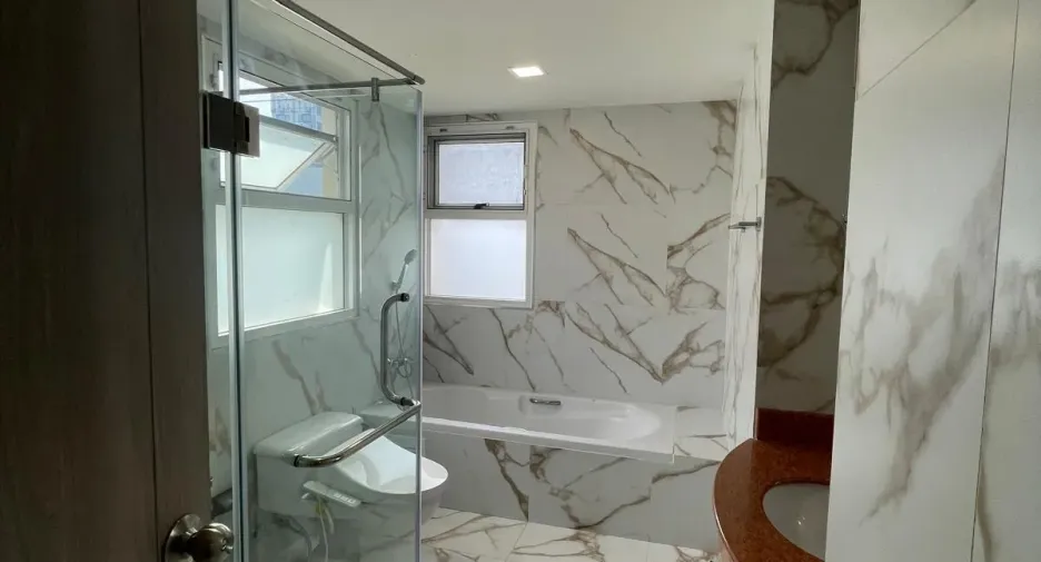 Condo en alquiler de 3 habitaciones en Khlong Toei, Bangkok