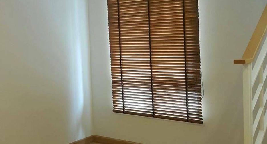 For rent 3 bedrooms townhouse in Wang Thonglang, Bangkok