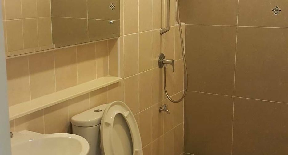 For rent 3 bedrooms townhouse in Wang Thonglang, Bangkok