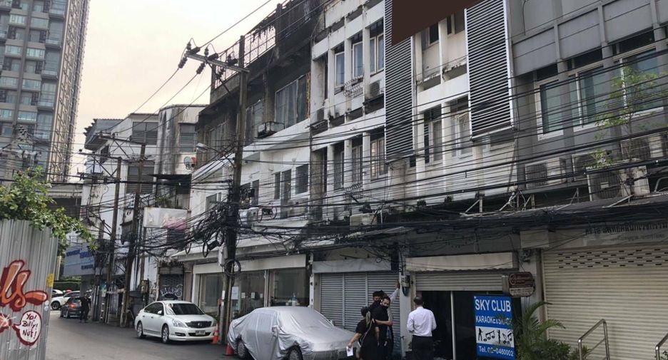 出租 2 卧室 联排别墅 在 Khlong Toei, 曼谷