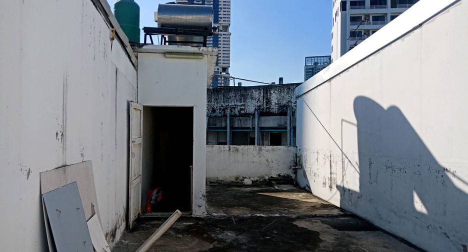 出租 2 卧室 联排别墅 在 Khlong Toei, 曼谷