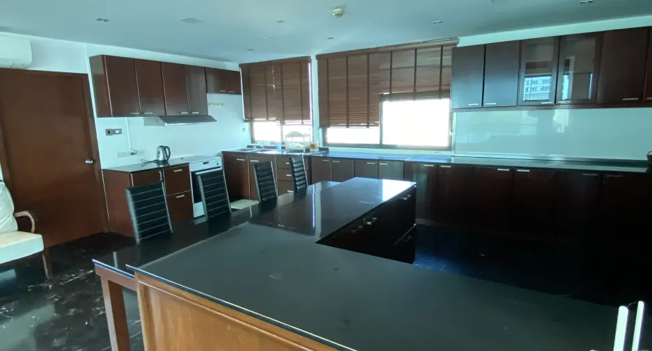 For rent 5 bedrooms condo in Watthana, Bangkok