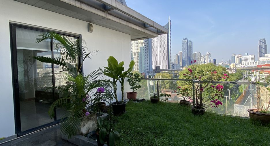 For rent 5 bedrooms condo in Watthana, Bangkok