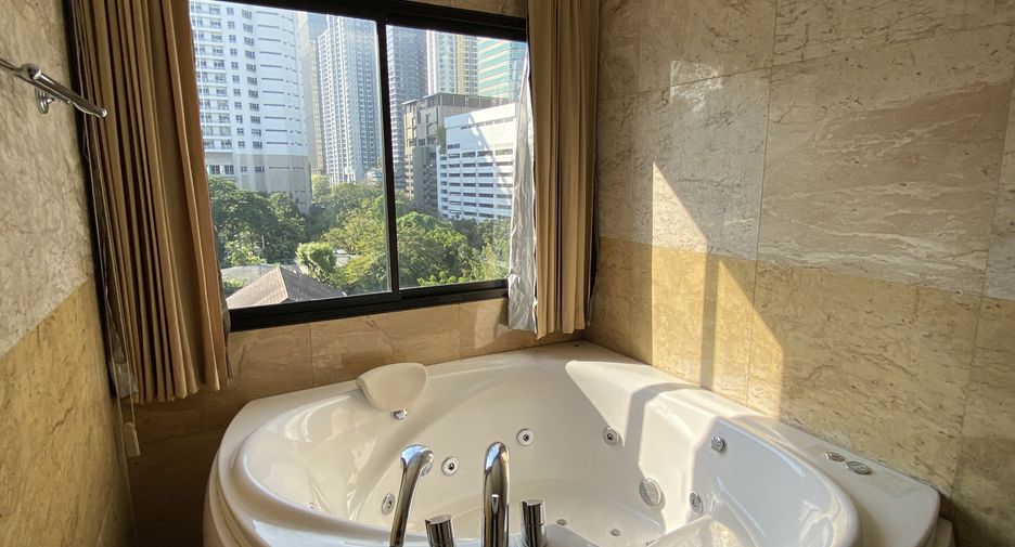 For rent 5 bedrooms condo in Watthana, Bangkok