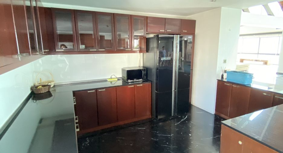 For rent 5 bedrooms condo in Watthana, Bangkok
