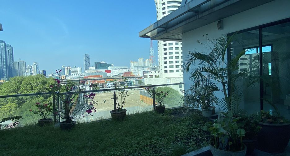 For rent 5 bedrooms condo in Watthana, Bangkok