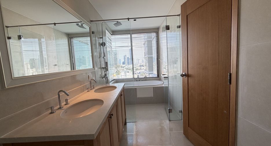 For rent 2 bedrooms condo in Khlong Toei, Bangkok