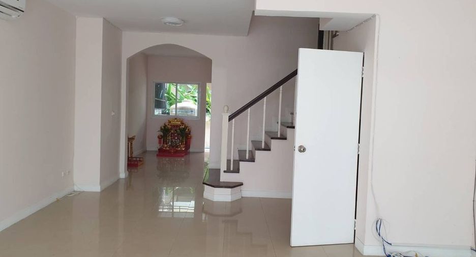 À louer 3 chambres maison de ville à Bang Kapi, Bangkok