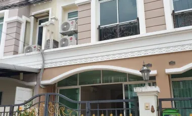 À louer 3 chambres maison de ville à Bang Kapi, Bangkok