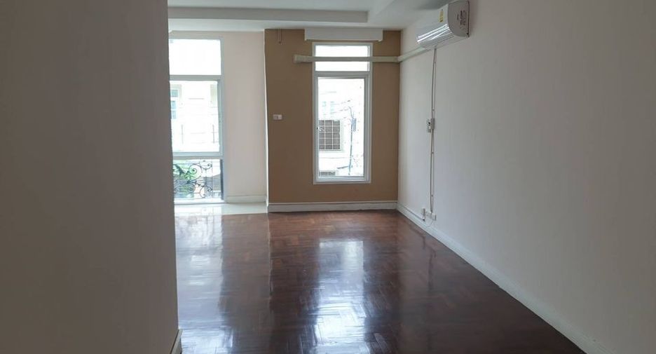 À louer 3 chambres maison de ville à Bang Kapi, Bangkok