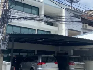 出租 3 卧室 联排别墅 在 Khlong Toei, 曼谷