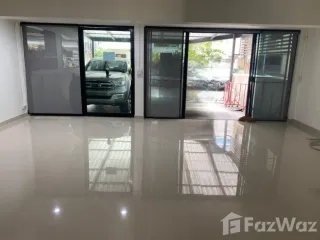 出租 3 卧室 联排别墅 在 Khlong Toei, 曼谷