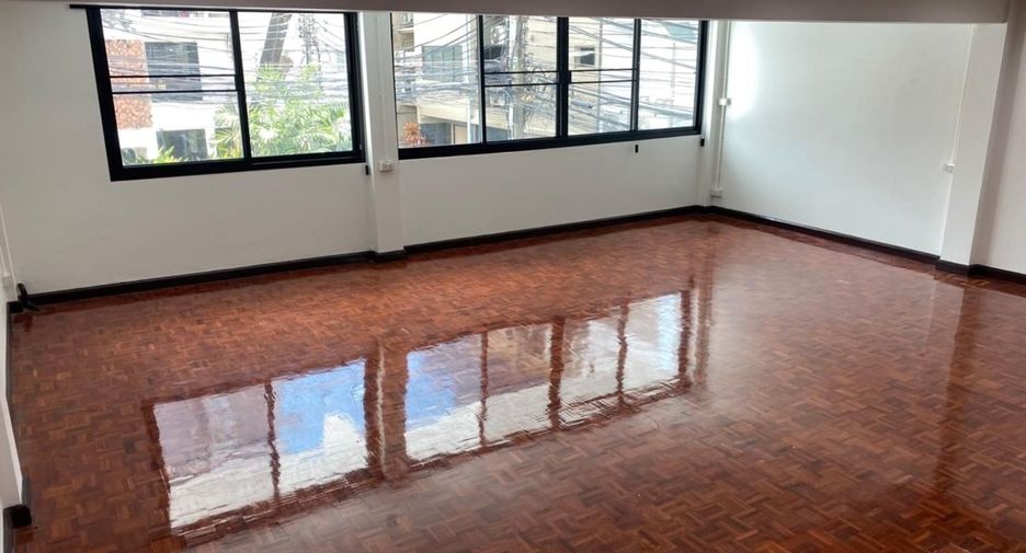 Reihenhaus zur Miete mit 3 Zimmer in Khlong Toei, Bangkok