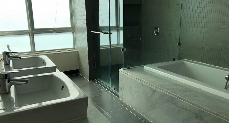 For rent 3 bedrooms condo in Watthana, Bangkok
