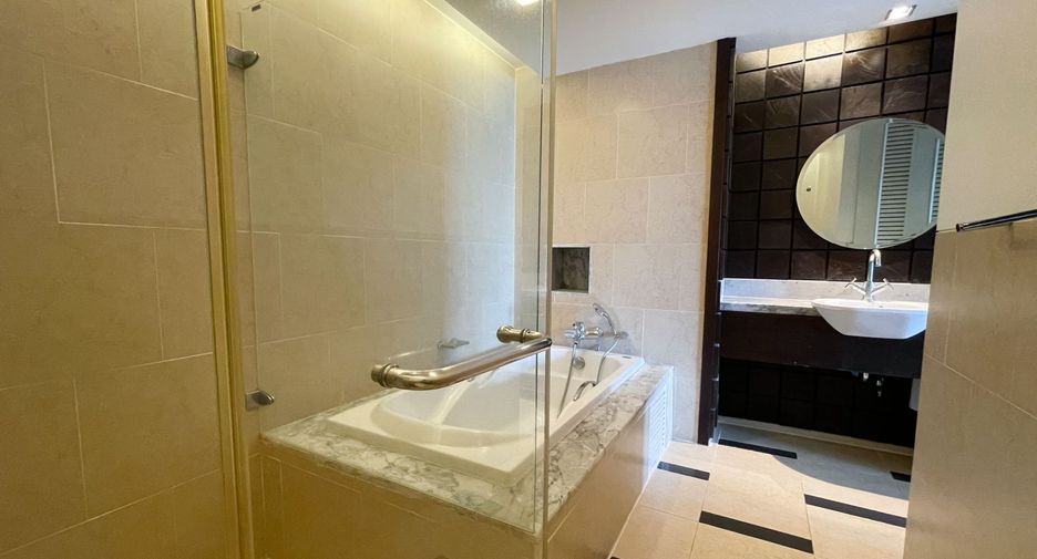 For rent 3 bedrooms apartment in Watthana, Bangkok