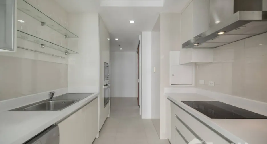 For rent 3 bedrooms apartment in Khlong Toei, Bangkok