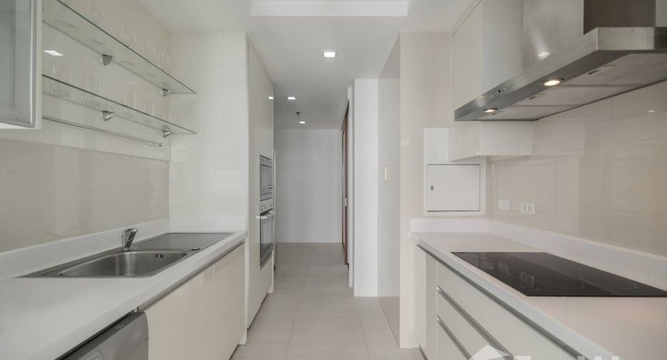 For rent 3 bedrooms apartment in Khlong Toei, Bangkok