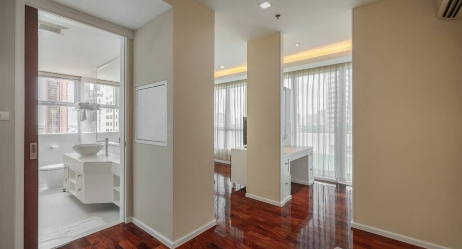 For rent 3 bedrooms apartment in Khlong Toei, Bangkok