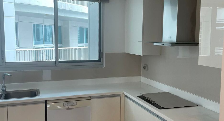 For rent 3 bedrooms apartment in Watthana, Bangkok