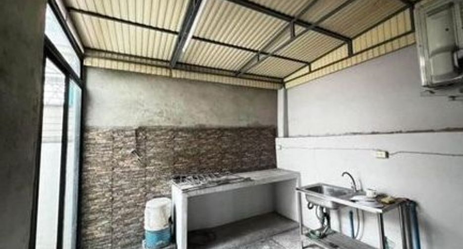 For rent 3 bedrooms townhouse in Lat Phrao, Bangkok