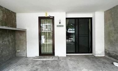 À louer 3 chambres maison de ville à Lat Phrao, Bangkok