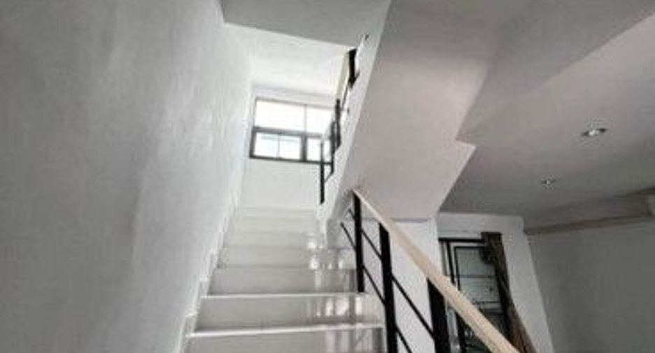 For rent 3 bedrooms townhouse in Lat Phrao, Bangkok