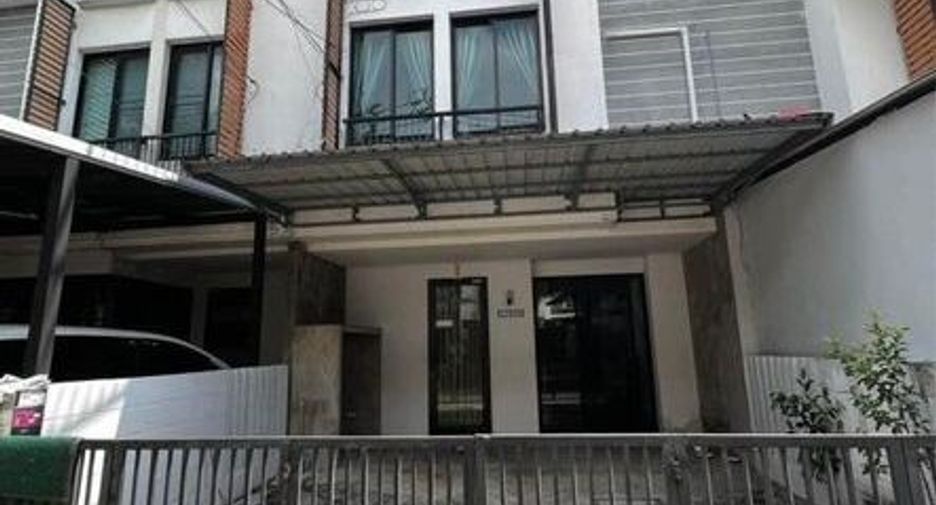 For rent 3 bedrooms townhouse in Lat Phrao, Bangkok