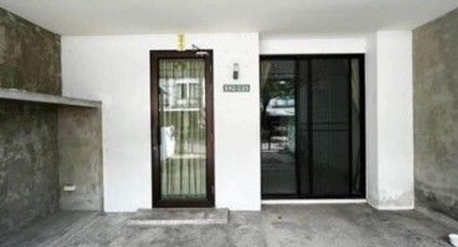 For rent 3 bedrooms townhouse in Lat Phrao, Bangkok