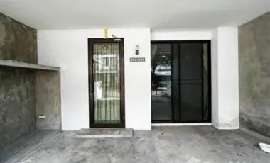 出租 3 卧室 联排别墅 在 Lat Phrao, 曼谷