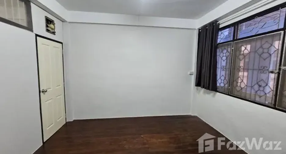 For rent 3 bedrooms townhouse in Phra Khanong, Bangkok