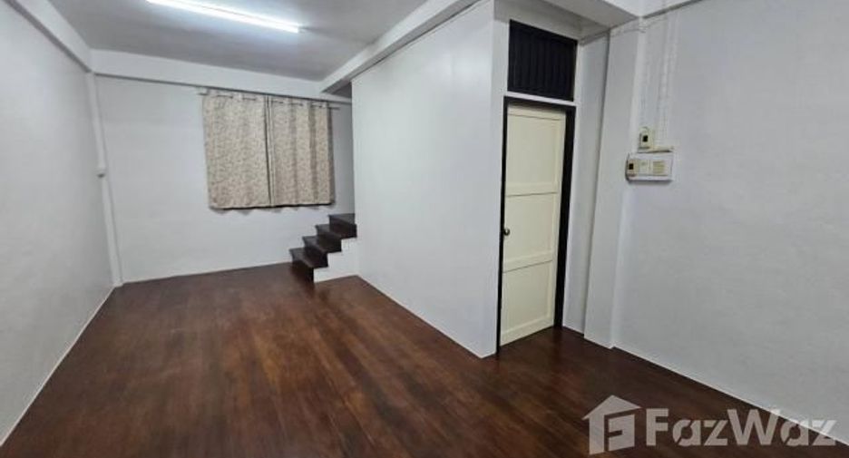 À louer 3 chambres maison de ville à Phra Khanong, Bangkok